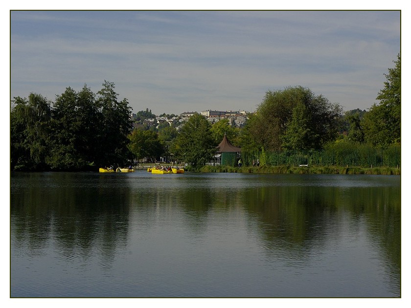 un p'tit tour de pédalo - au loin le nid de la tribu