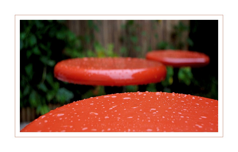 goutte d'eau sur tabourets jardin