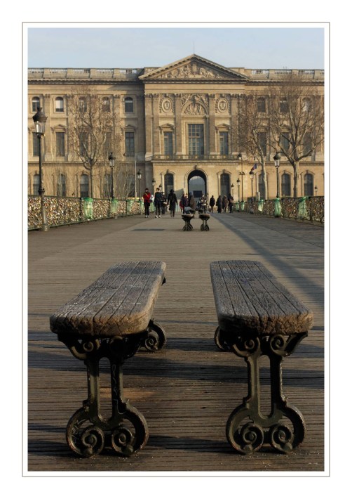 pas d'amoureux qui se bécotent sur les bancs publics du pont des Arts !