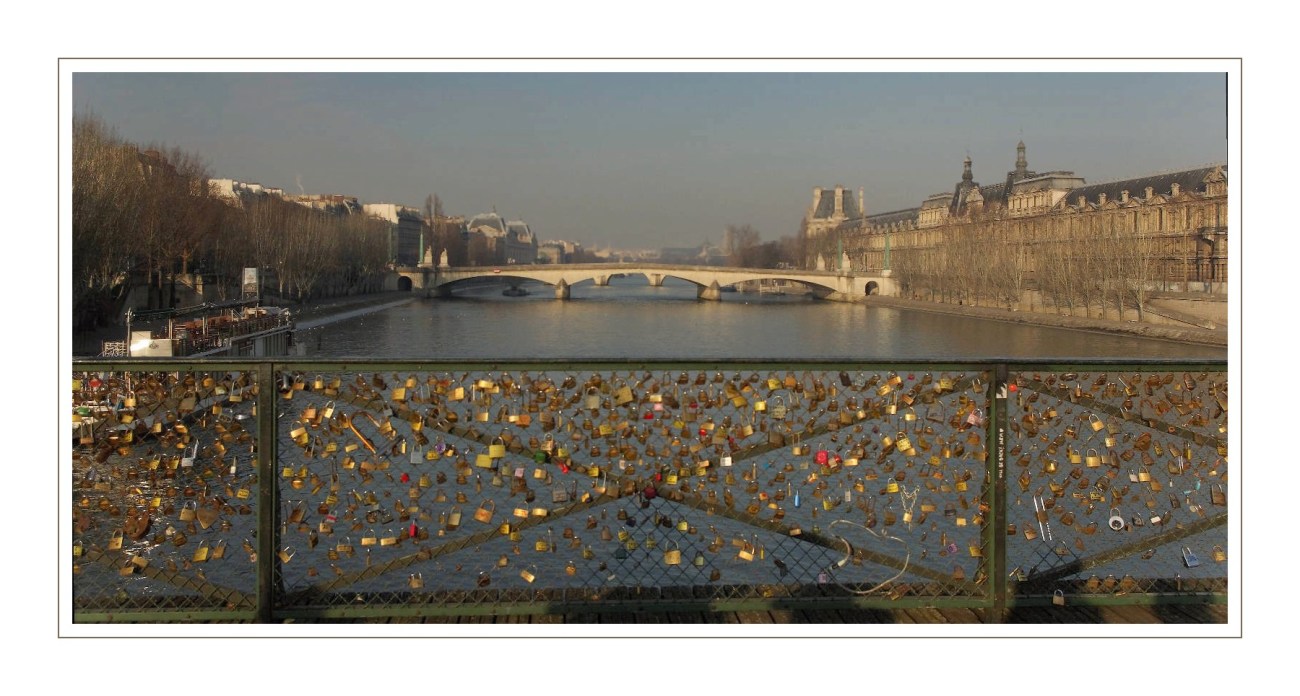 cadenas d'amour sur les parapets grillagés