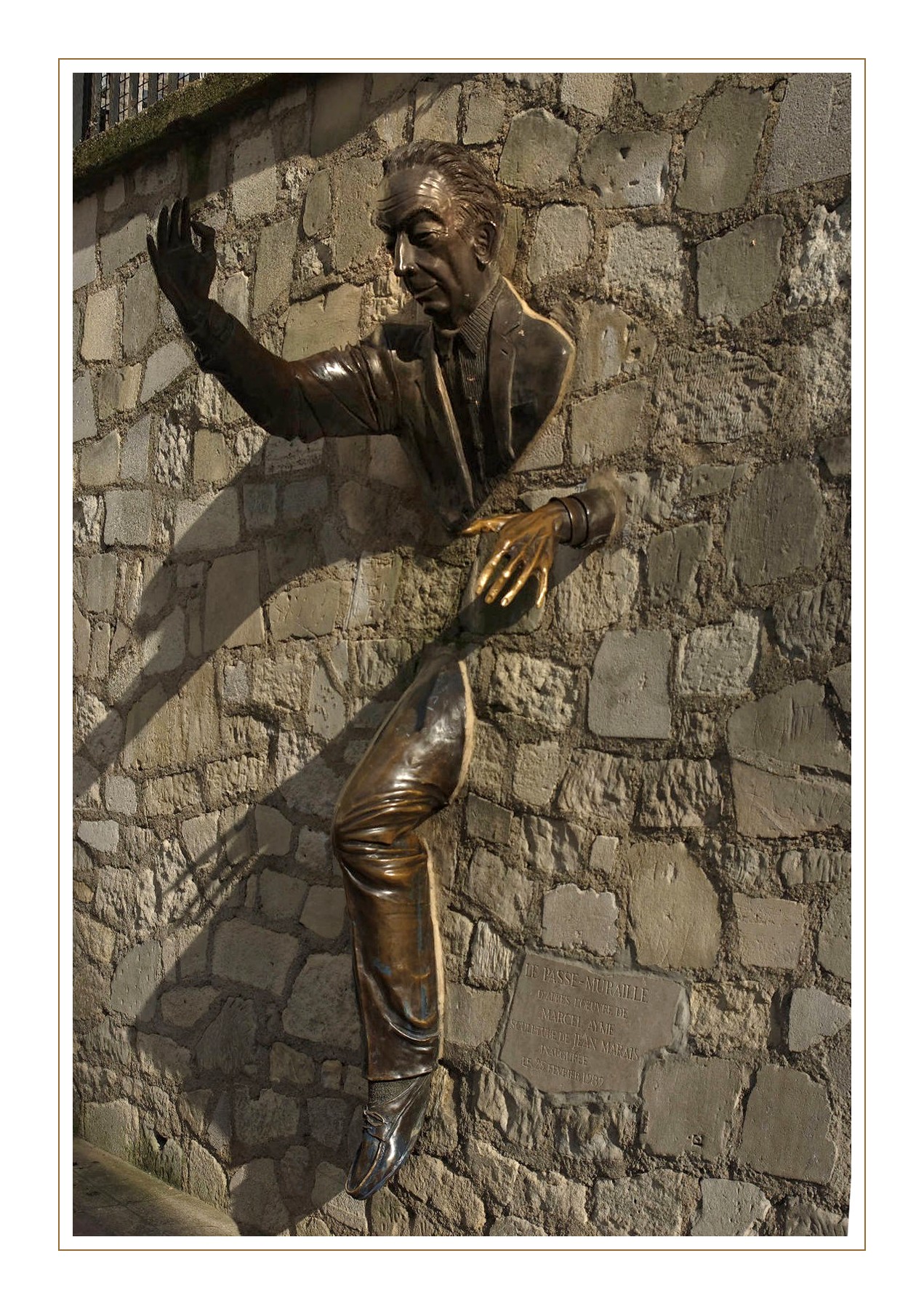 le Passe-Muraille, statue en bronze patiné, de Jean Marais 1989