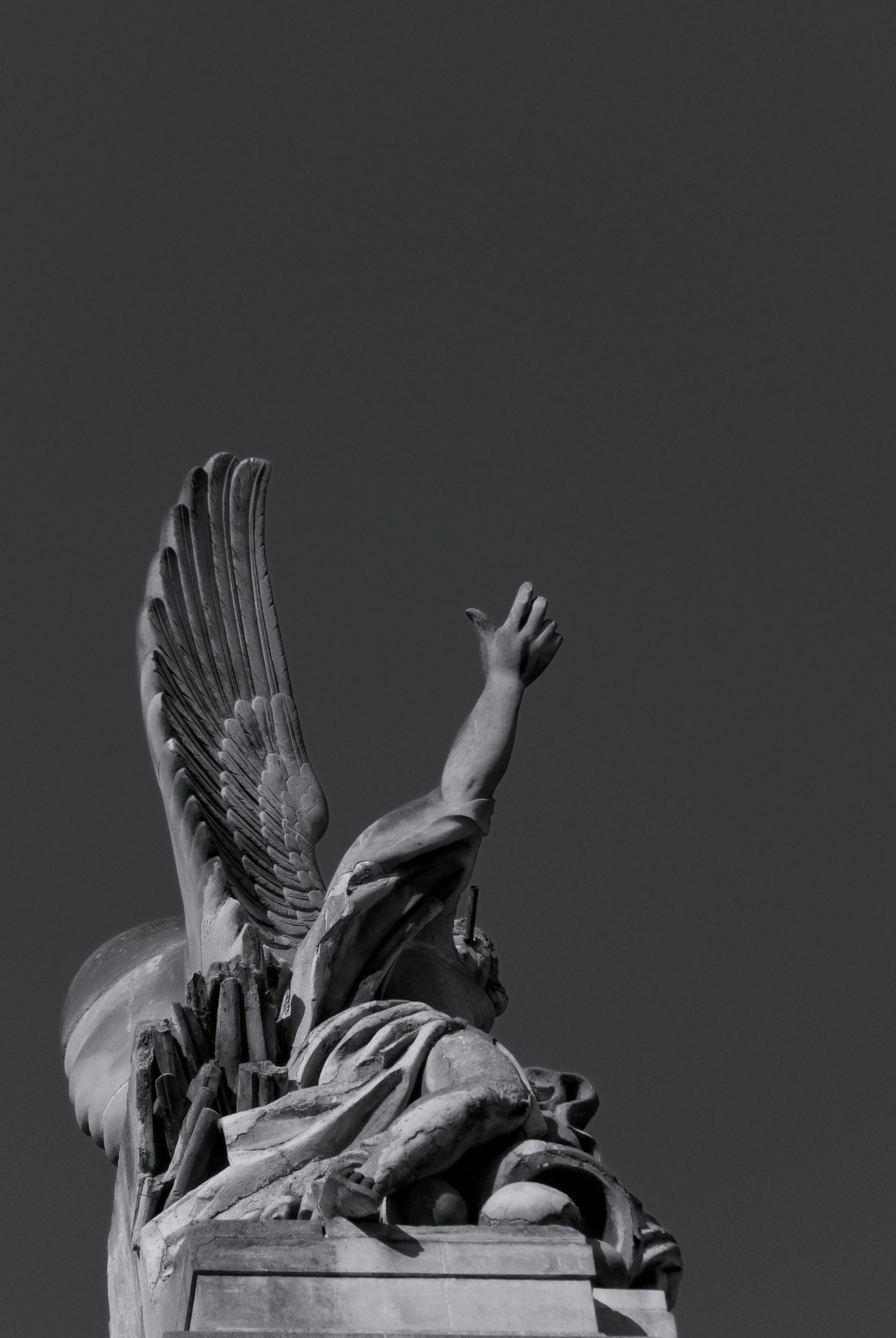 statue toit Louvre à Paris