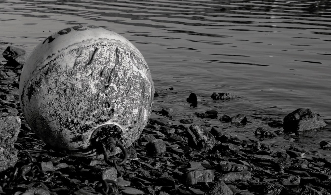 bouée d'amarrage blanche, N&B