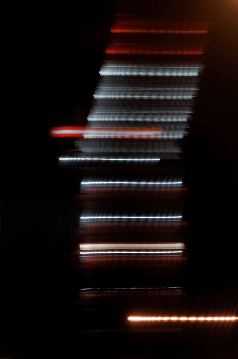 flou de bouger horizontal, sur grue de chantier le long du  périphérique parisien