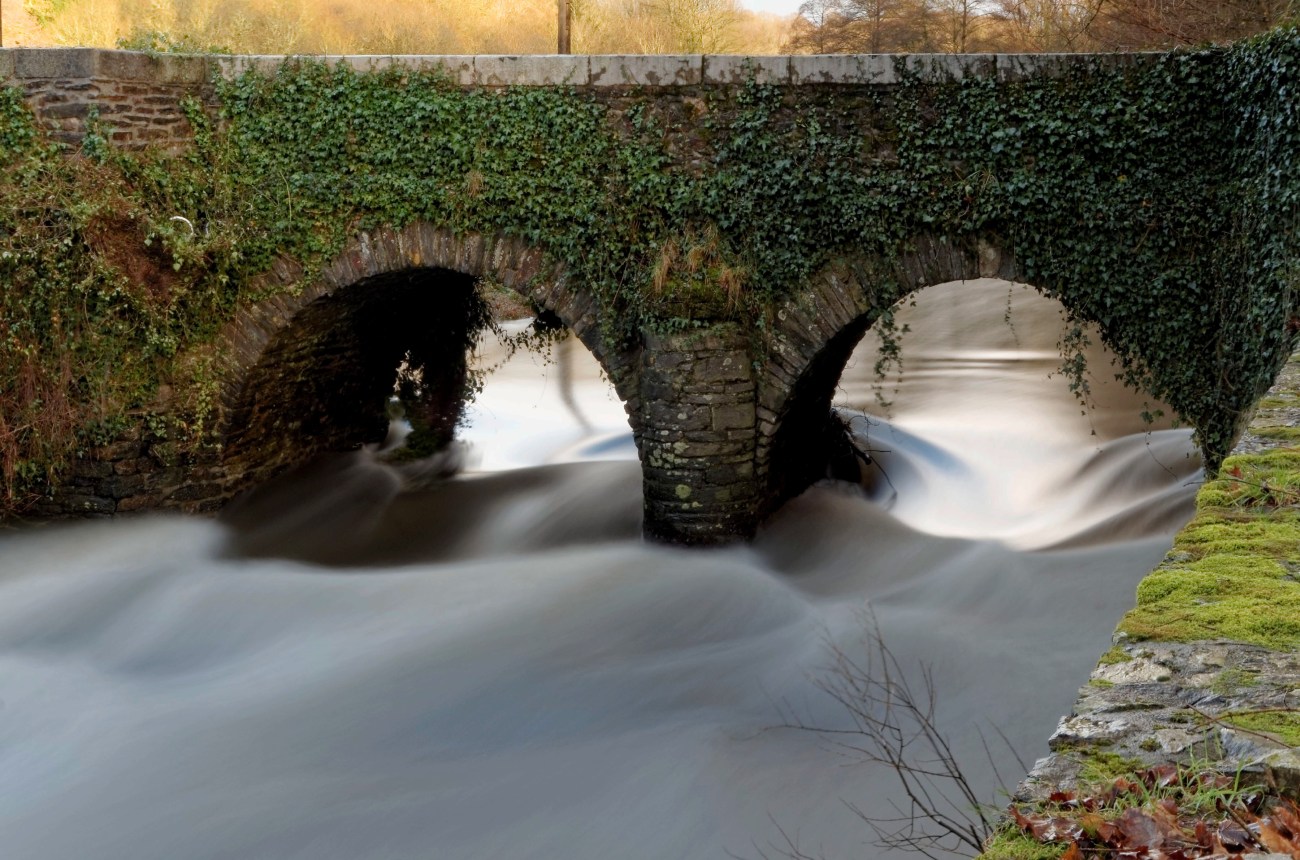 pose longue au pied de la chapelle de Pont Christ, l'Elorn, IMGP8435_DxO
