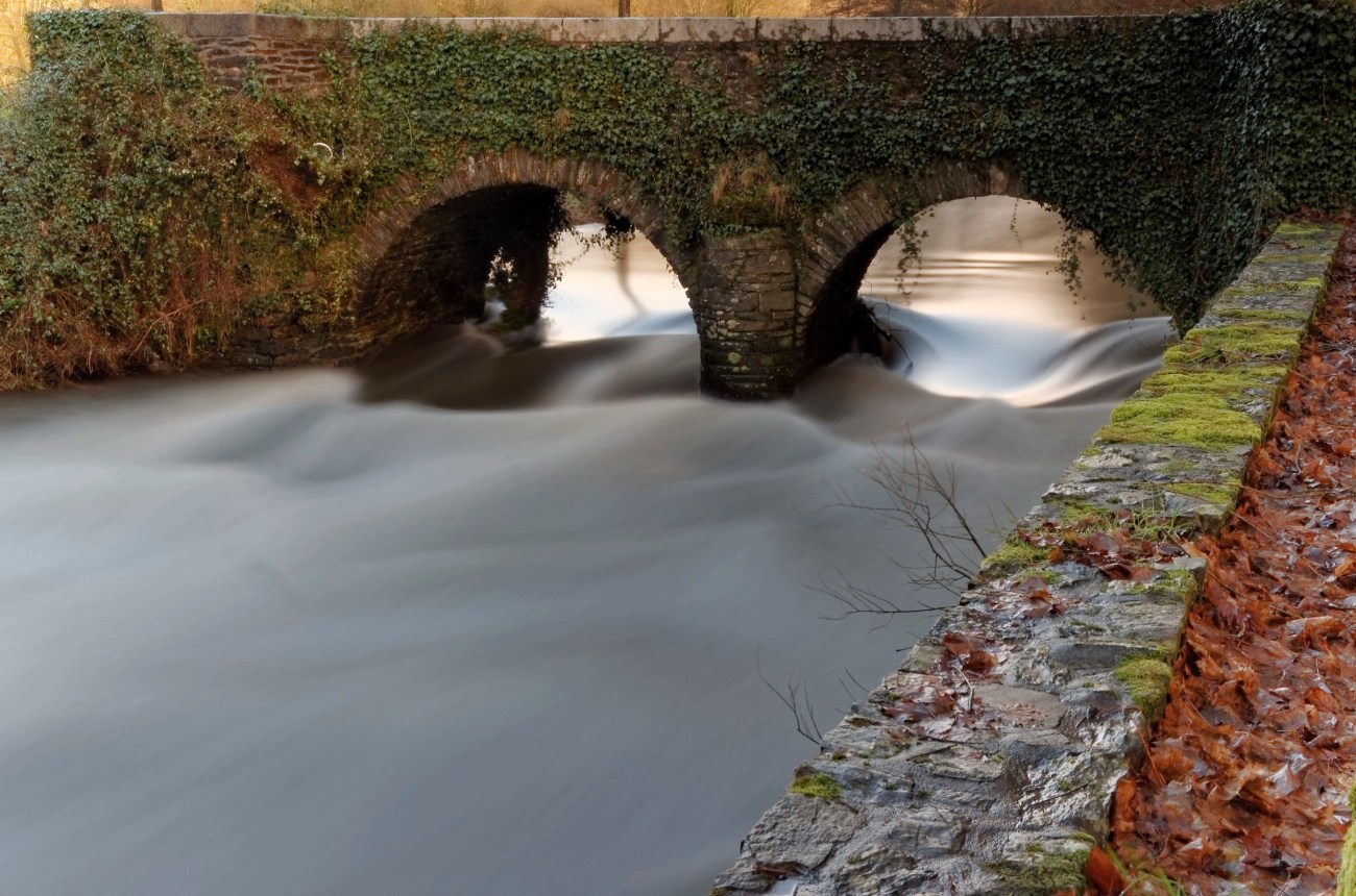 pose longue au pied de la chapelle de Pont Christ, l'Elorn, IMGP8438_DxO