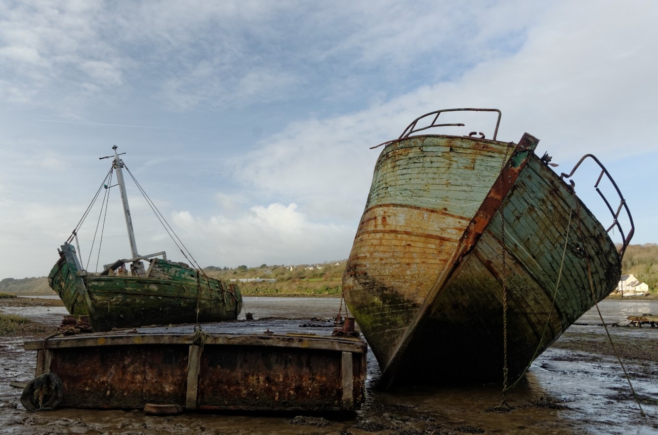 Après des siècles de gloire Ils sont abandonnés Sans la moindre pataugeoire Pour y plonger leur nez.  Peu à peu des bordés, s'échappe le calfat Des carcasses décharnées En pleurent de tous leurs bois.