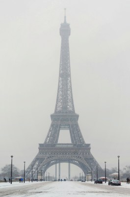 la Tour Eiffel sous la neige