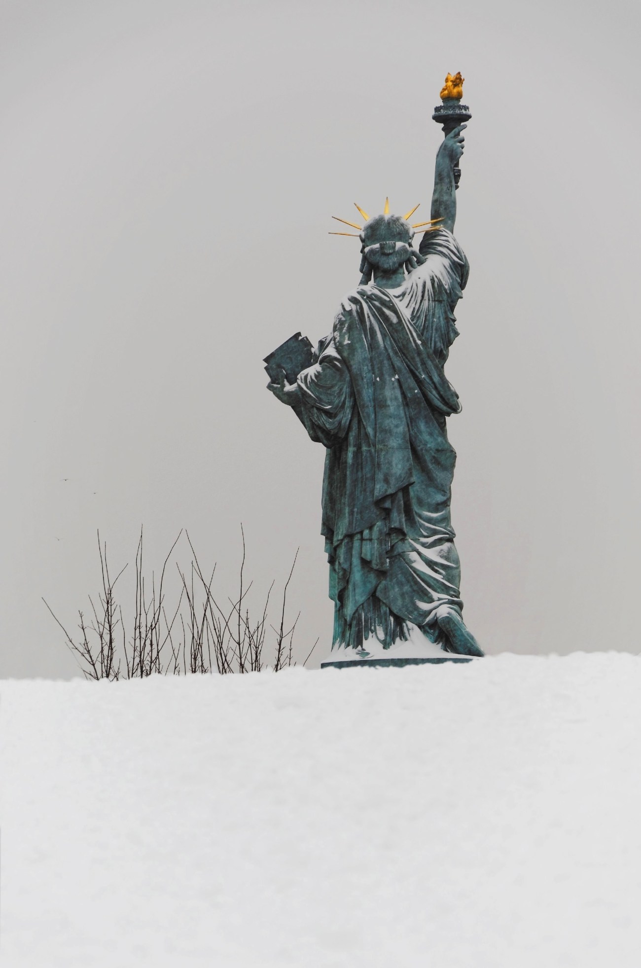 Statue de la Liberté sur l'allée aux Cygnes, sous la neige
