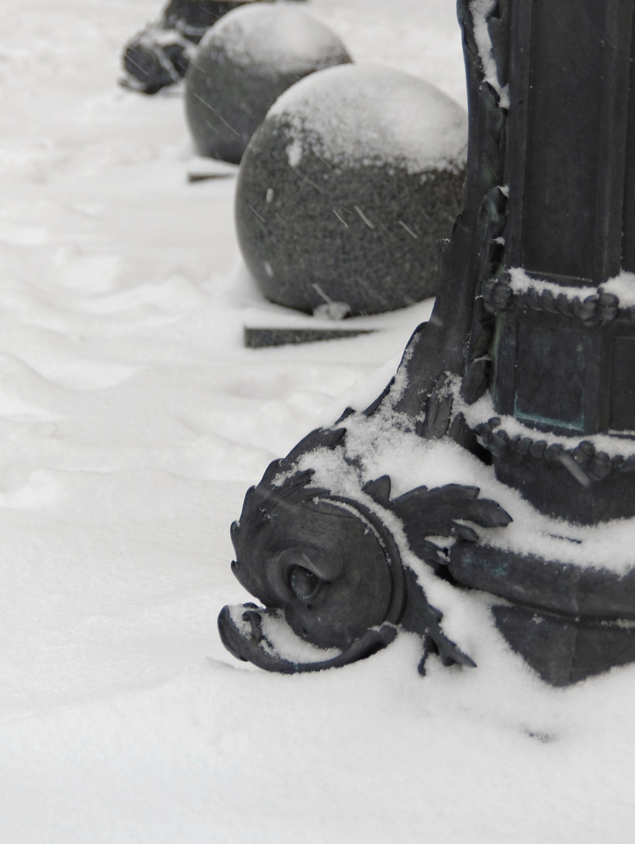 au pied d'un candélabre cour Carrée du Louvre