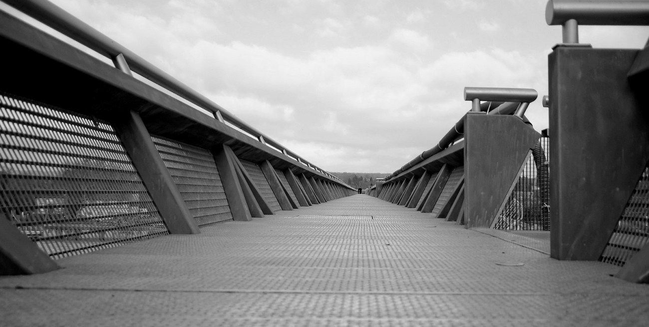 passerelle au dessus du barage de Coudray Montceau 
