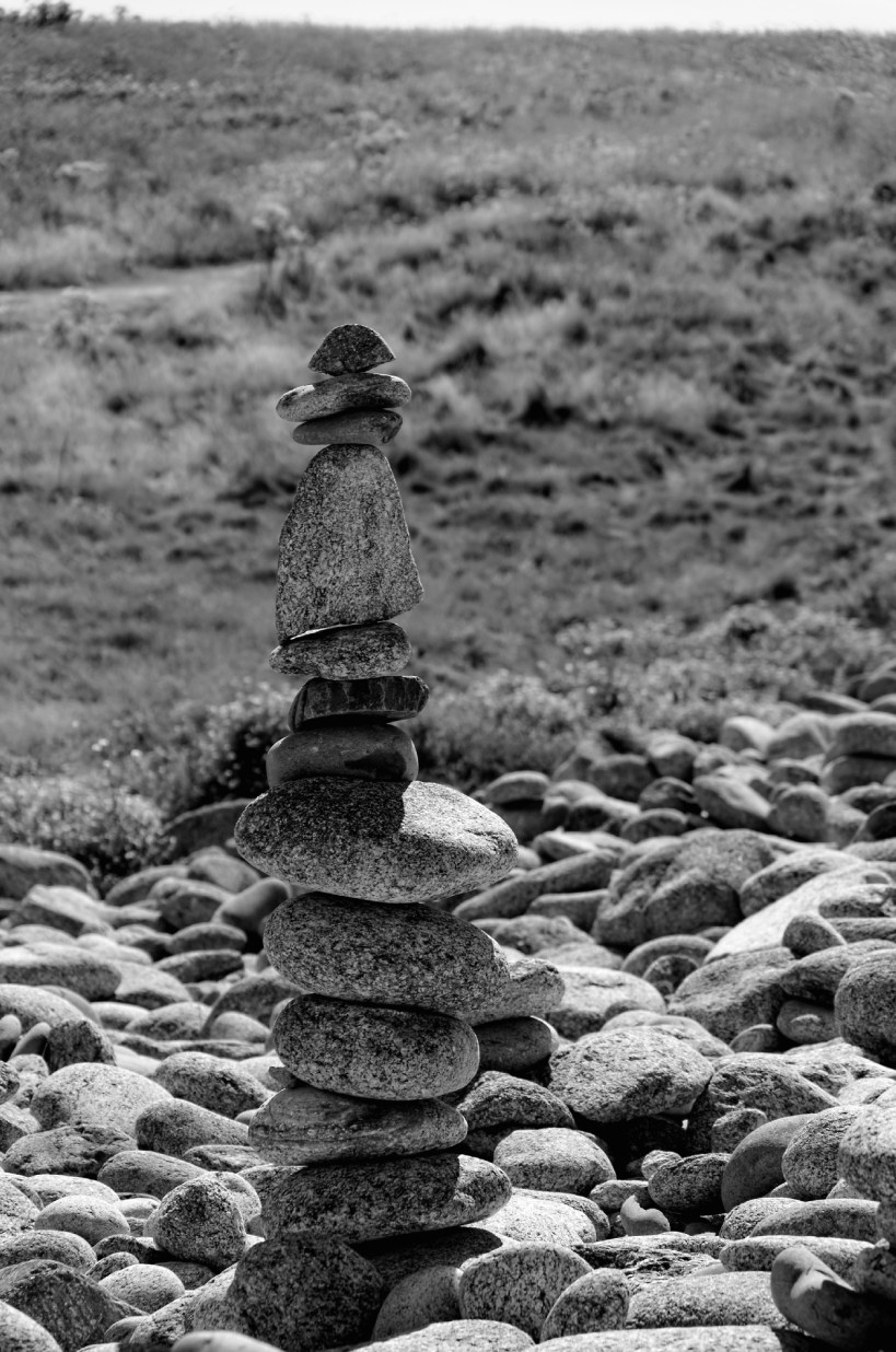 mini cairn à Porspoder, presqu'île Saint-Laurent, empilement de galets, bretagne, finistère IMGP5938DxO impression
