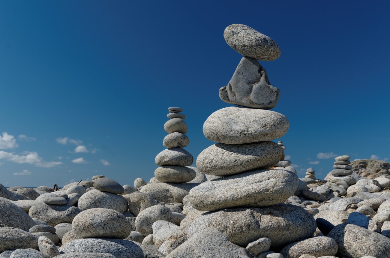 mini cairn à Porspoder, presqu'île Saint-Laurent, empilement de galets, bretagne, finistère IMGP5939DxO impression