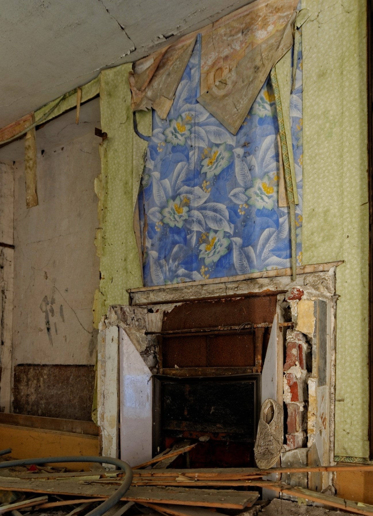 urbex, cheminée, chambre, papier peint 