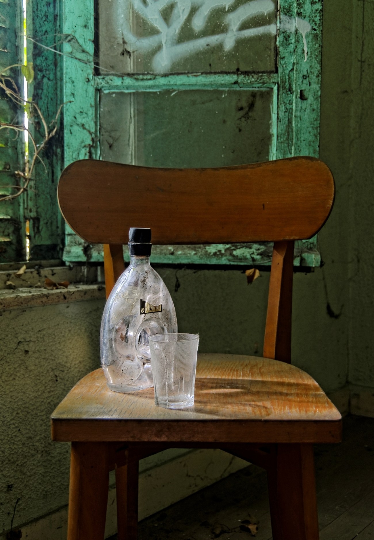 urbex, village fantôme, chaise, hdr, nature morte, bouteille, verre, 
