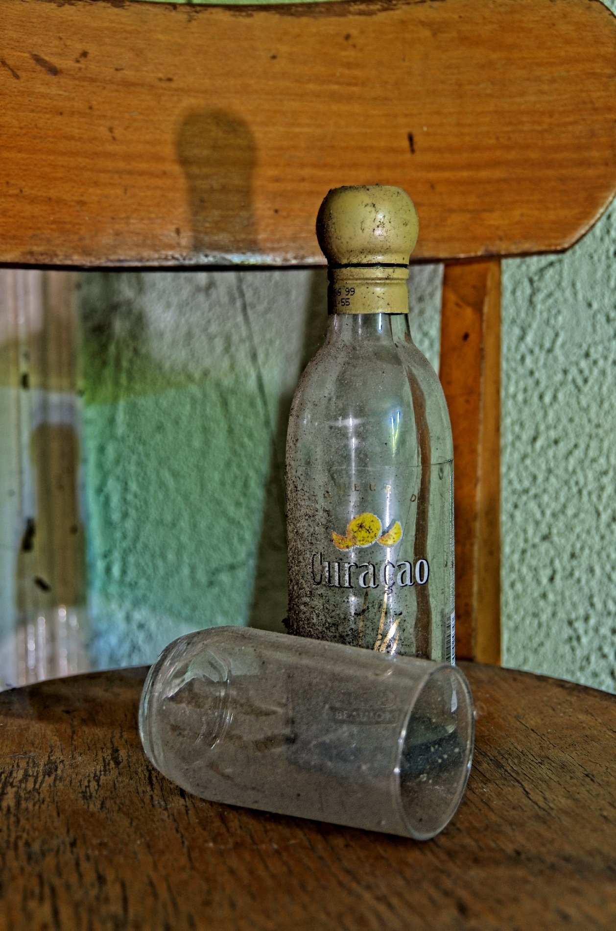 urbex, village fantôme, chaise, hdr, nature morte, bouteille, verre, 