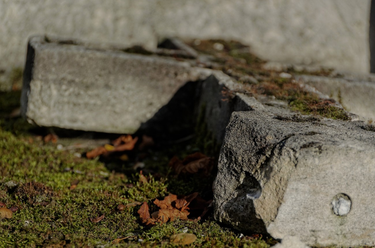cimetière du Père Lachaise, Paris,croix de pierre