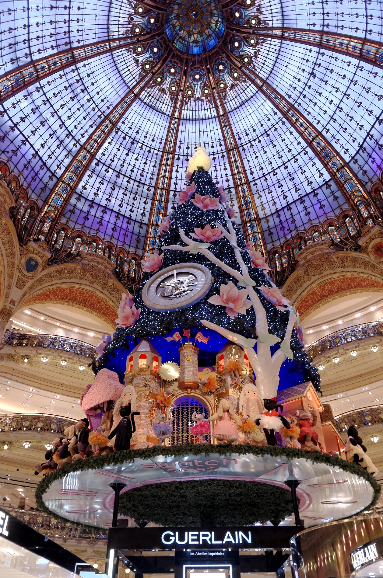 vitrines de noël Parissapin noël 2013 Galerie Lafayette, Paris, sapin noël Swatch, 