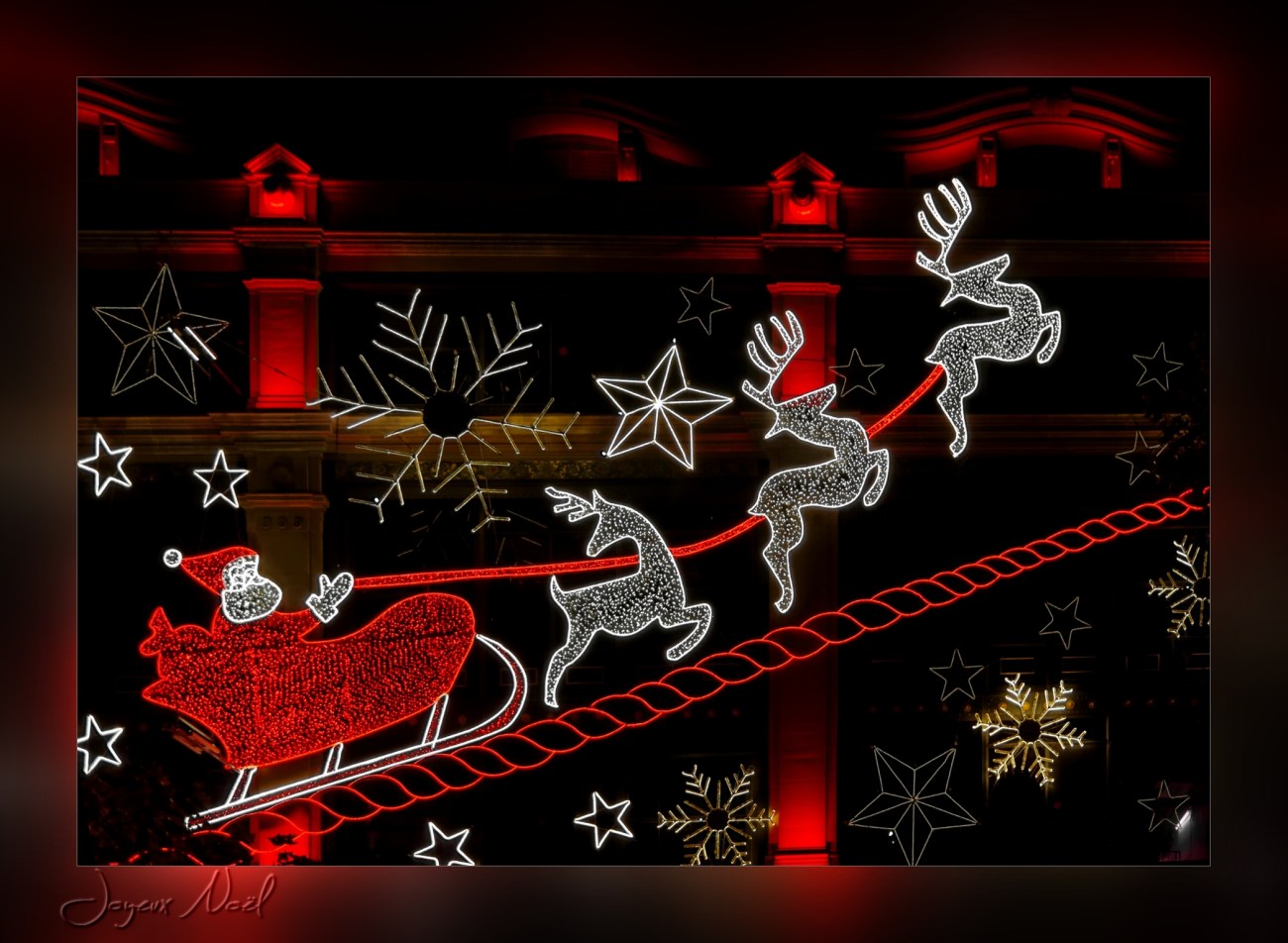 Noël, Noël 2013, noël à Paris, enseigne lumineuse de noël, façade du Printemps à Paris, Paris,