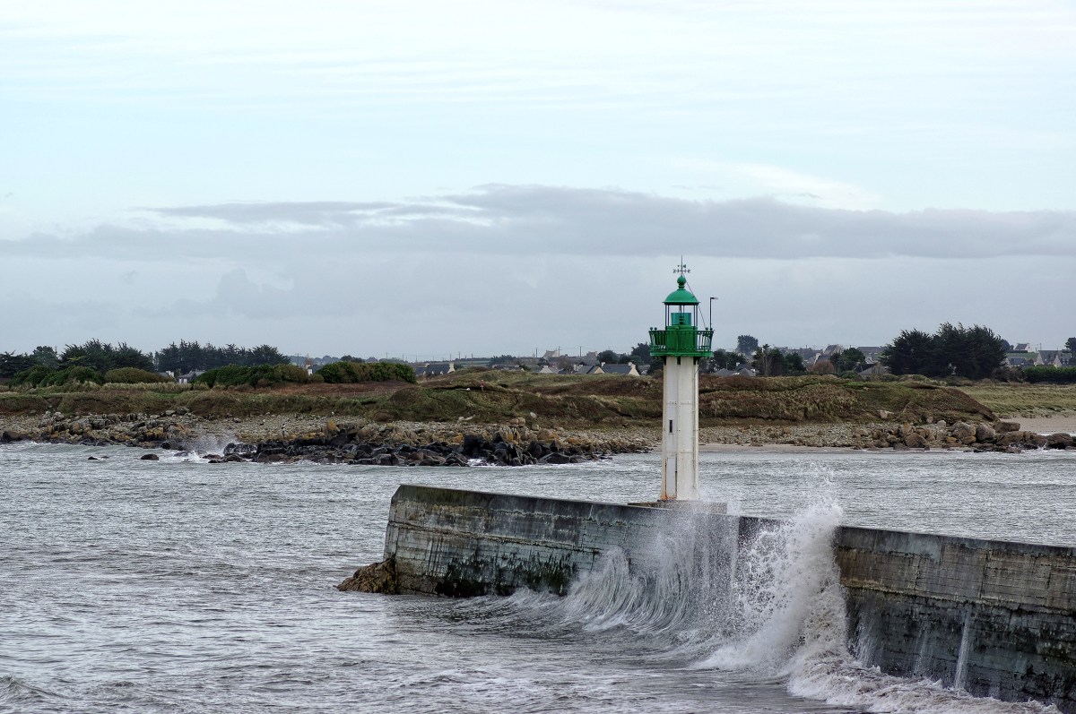 Mogueriec, la jetée, son phare et les vagues 