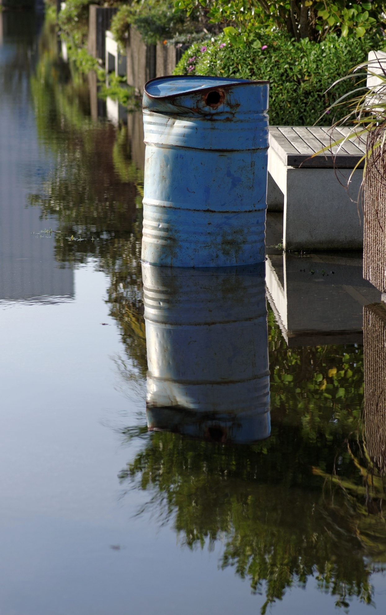 bidon, brest, finistère, bretagne, port de Brest, quai de la douane, fer en tout genre, reflets