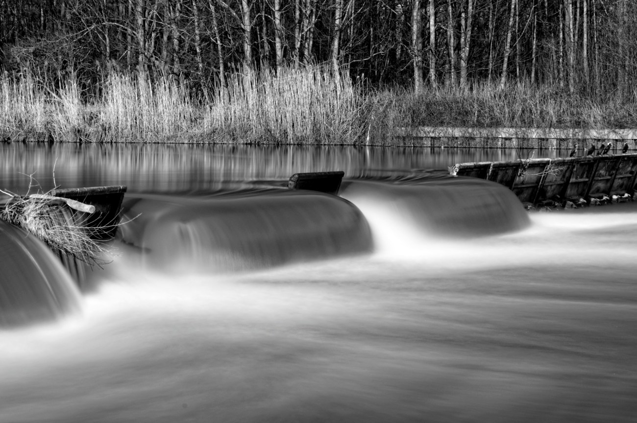 barrage de l'île de la Dérivation, Carrières sous Poissy, pose  longue, la Seine, noir et blanc