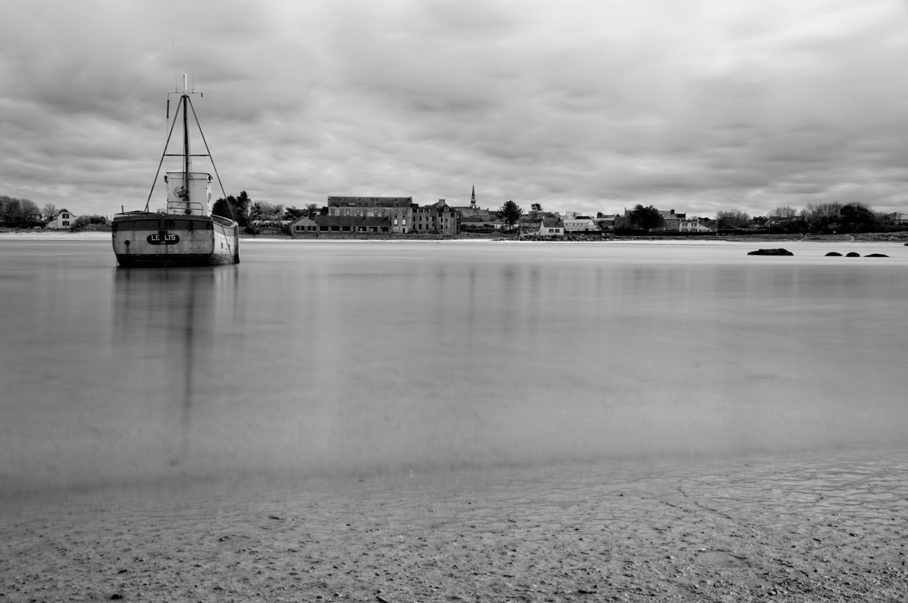 bateau, Le Lys, Guissény, baie de Guissény, pose longue, noir et blanc