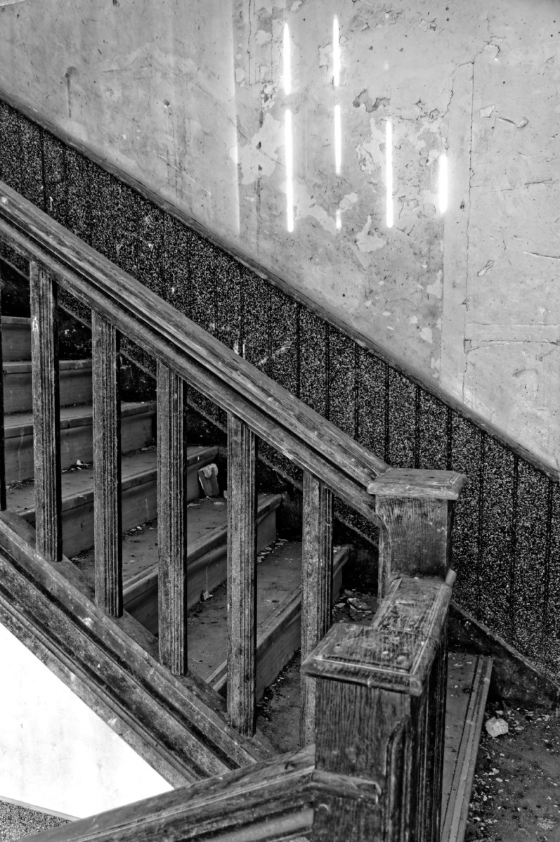 anciens bâtiments de "Skol an Aod", école, exploration urbaine, finistère, fresque, Guissény, préau, urbex, escalier, rampe