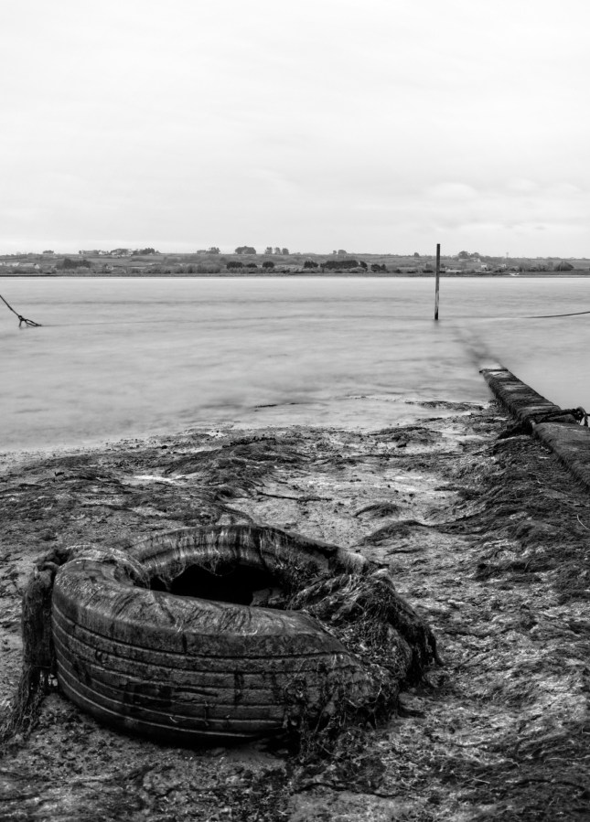 Guirnivit, Plouescat, pose longue, noir et blanc, pneu, algues