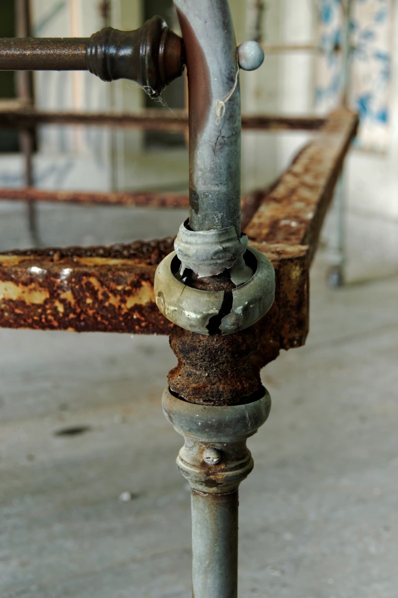 domaine des 3 colonnes, lit fer, lit ancien, urbex, exploration urbaine, les trois colonnes en urbex,  manoir abandonné