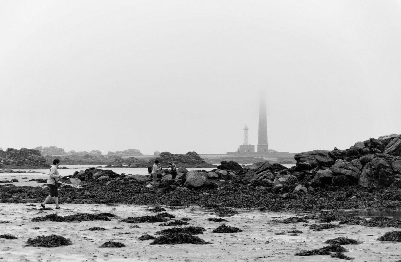 phare de l'île vierge, brume, Lilia, finistère, bretagne, noir et blanc, pêche à pied, pêche à la crevette