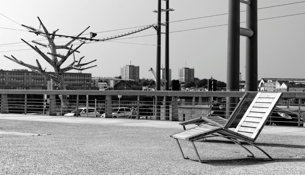 l'arbre empathique, Pont de Recouvrance, tags, collages, noir et blanc, brest, Finistère 