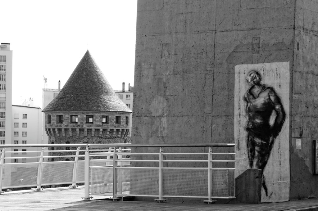 Tour Tanguy, Pont de Recouvrance, tags, collages, noir et blanc, brest, Finistère 