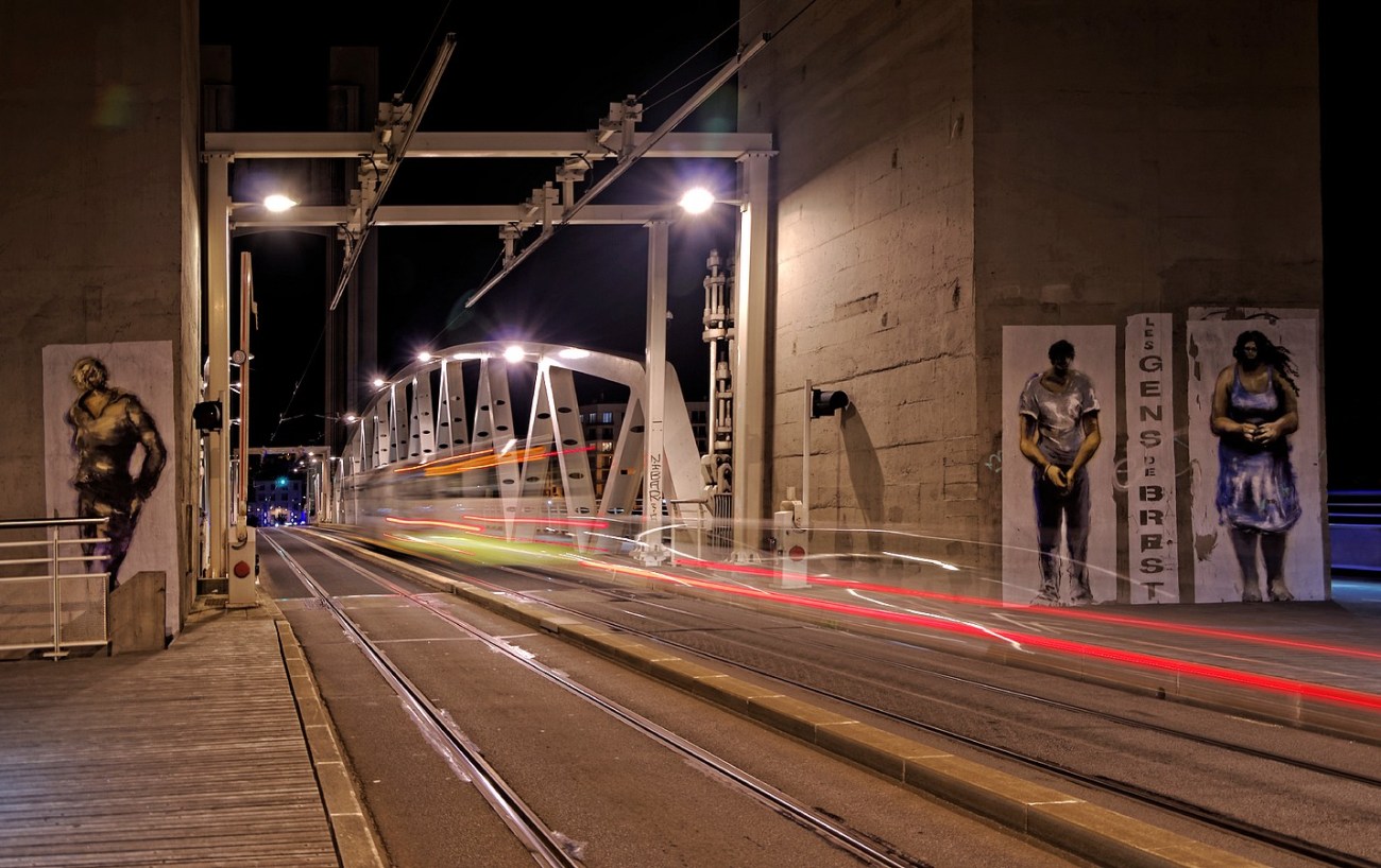 Pont de Recouvrance de nuit avec filé de lumière