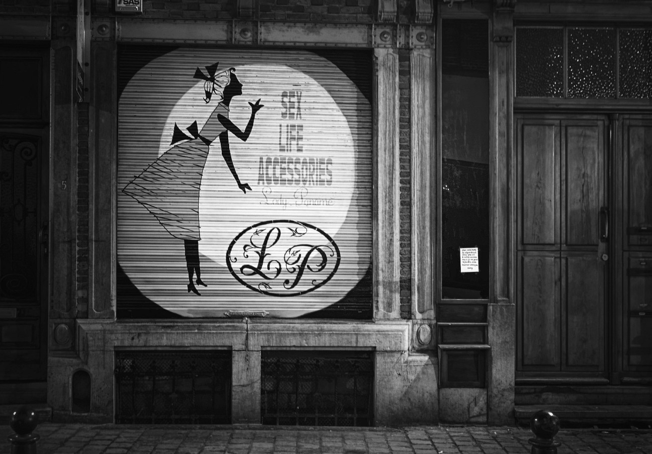 Bruxelles, Belgique, photo de nuit, devanture boutique Lady Paname, noir et blanc