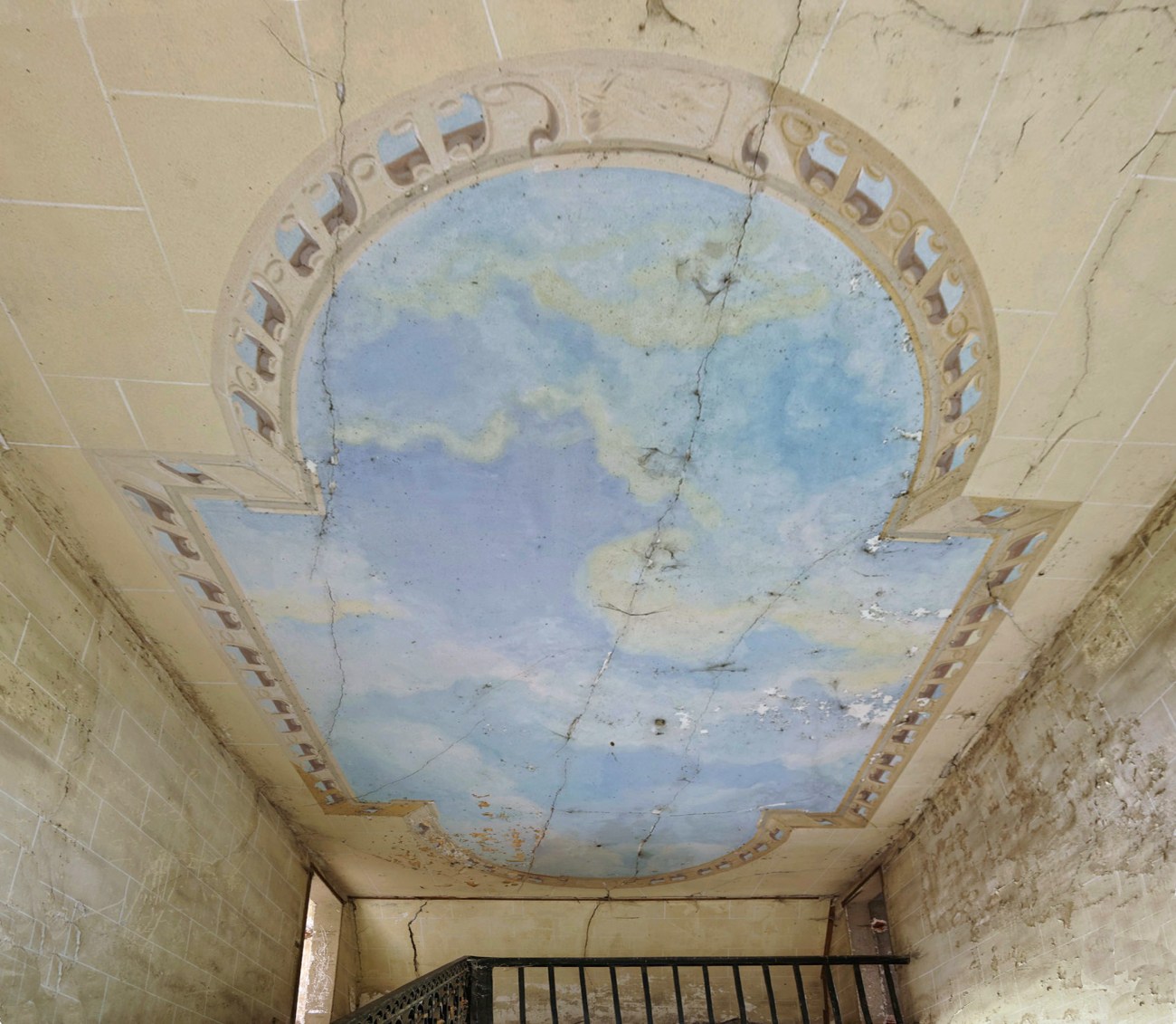plafond ciel, fresque, château Popkov, urbex