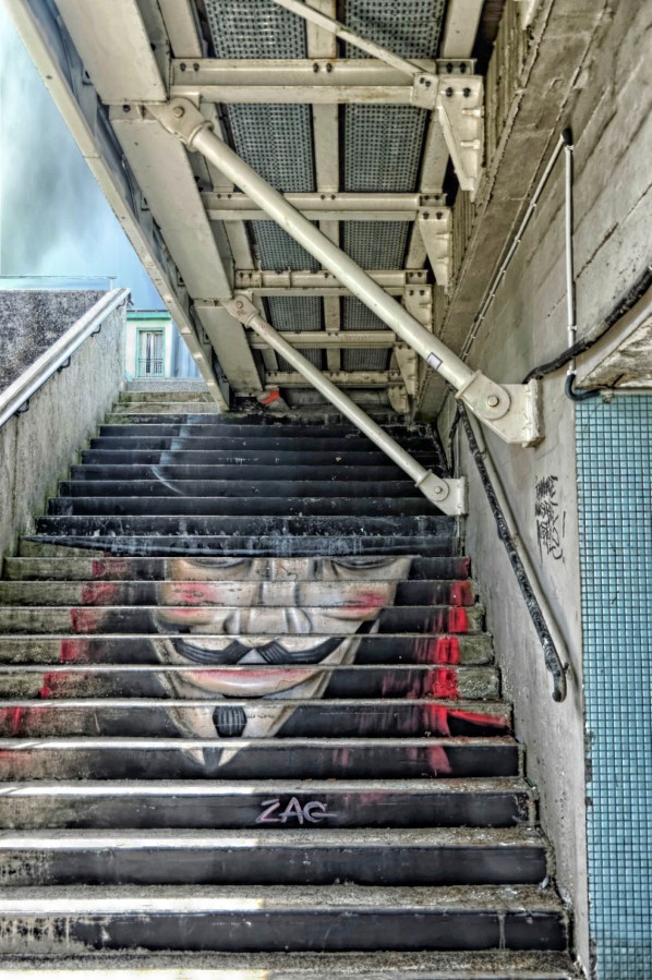 masque de Guy Fawkes, escaliers, pont de Recouvrance à Brest, bretagne, finistère masque de Guy Fawkes, escaliers, pont de Recouvrance à Brest, bretagne, finistère