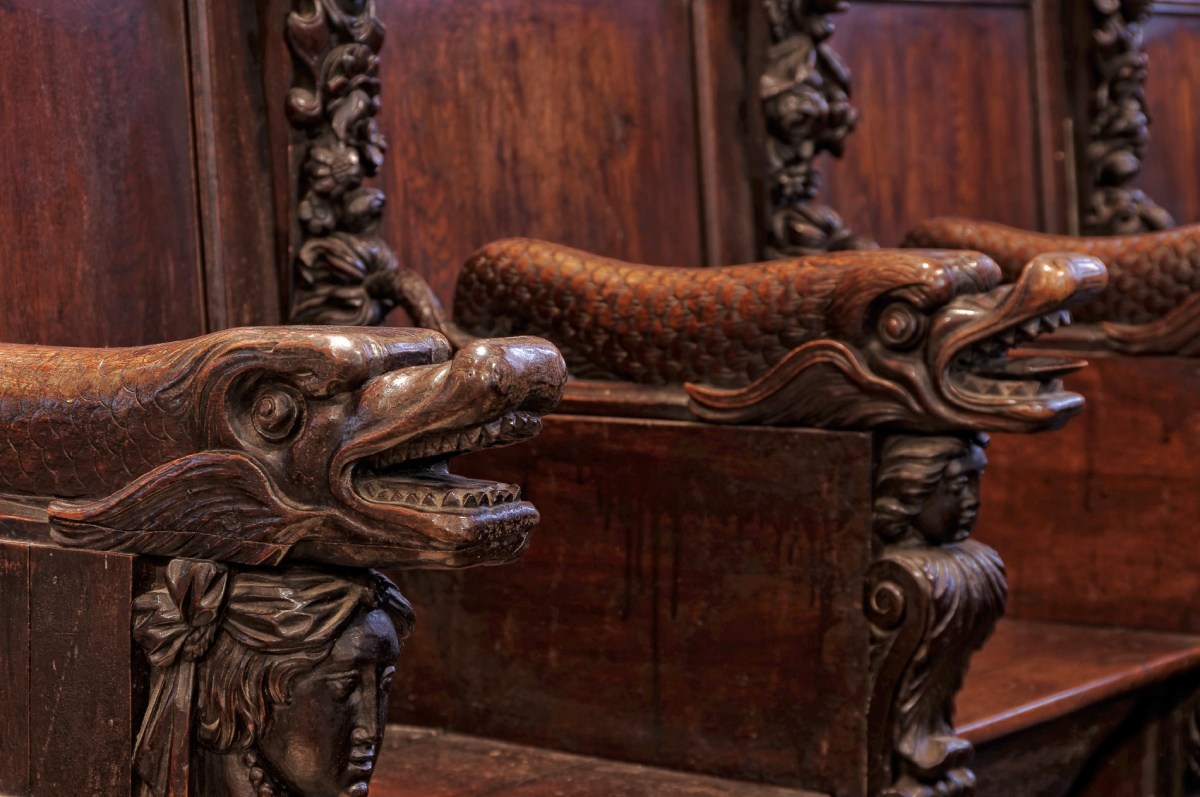 stalles (XVIIème siècles) avec les cariatides et des accoudoirs en forme de monstres.  église Notre Dame à Lampaul Guimiliau