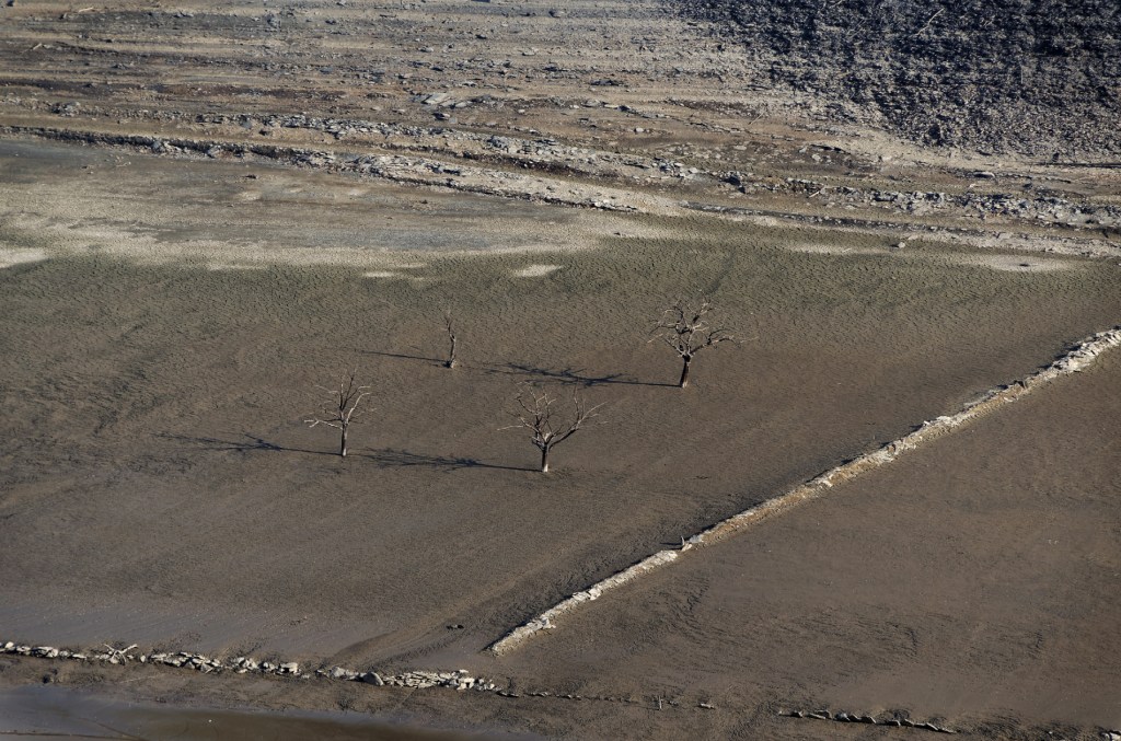 assèchement du lac de Guerlédan, vidange du lac de Guerlédan, lac de Guerlédan, paysages étonnants lac vidangé, paysages lunaires lac asséché de Guerlédan, bretagne, Côte d'Armor, Morbihan, Saint-Aignan