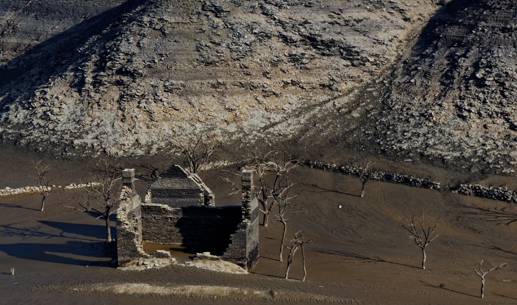 assèchement du lac de Guerlédan, vidange du lac de Guerlédan, lac de Guerlédan, paysages étonnants lac vidangé, paysages lunaires lac asséché de Guerlédan, bretagne, Côte d'Armor, Morbihan, Saint-Aignan