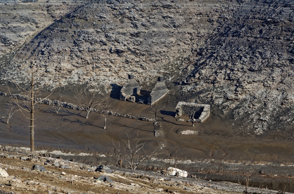 assèchement du lac de Guerlédan, vidange du lac de Guerlédan, lac de Guerlédan, paysages étonnants lac vidangé, paysages lunaires lac asséché de Guerlédan, bretagne, Côte d'Armor, Morbihan, Saint-Aignan