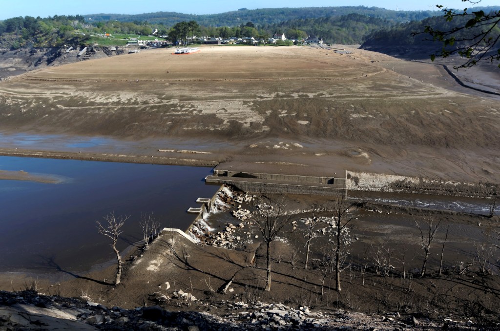assèchement du lac de Guerlédan, vidange du lac de Guerlédan, lac de Guerlédan, paysages étonnants lac vidangé, paysages lunaires lac asséché de Guerlédan, bretagne, Côte d'Armor, Morbihan, Saint-Aignan