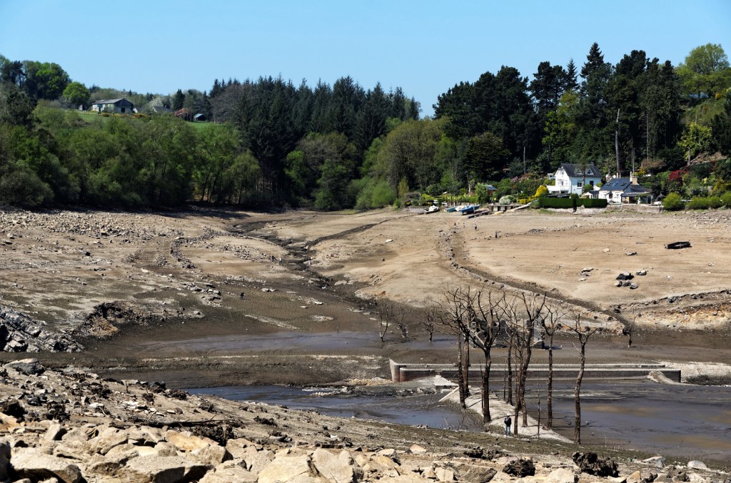 assèchement du lac de Guerlédan, vidange du lac de Guerlédan, lac de Guerlédan, paysages étonnants lac vidangé, paysages lunaires lac asséché de Guerlédan, bretagne, Côte d'Armor, Morbihan, Saint-Aignan