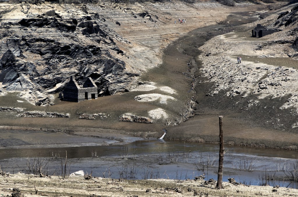 assèchement du lac de Guerlédan, vidange du lac de Guerlédan, lac de Guerlédan, paysages étonnants lac vidangé, paysages lunaires lac asséché de Guerlédan, bretagne, Côte d'Armor, Morbihan, Saint-Aignan