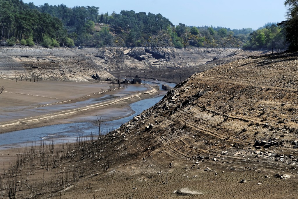 assèchement du lac de Guerlédan, vidange du lac de Guerlédan, lac de Guerlédan, paysages étonnants lac vidangé, paysages lunaires lac asséché de Guerlédan, bretagne, Côte d'Armor, Morbihan, Saint-Aignan