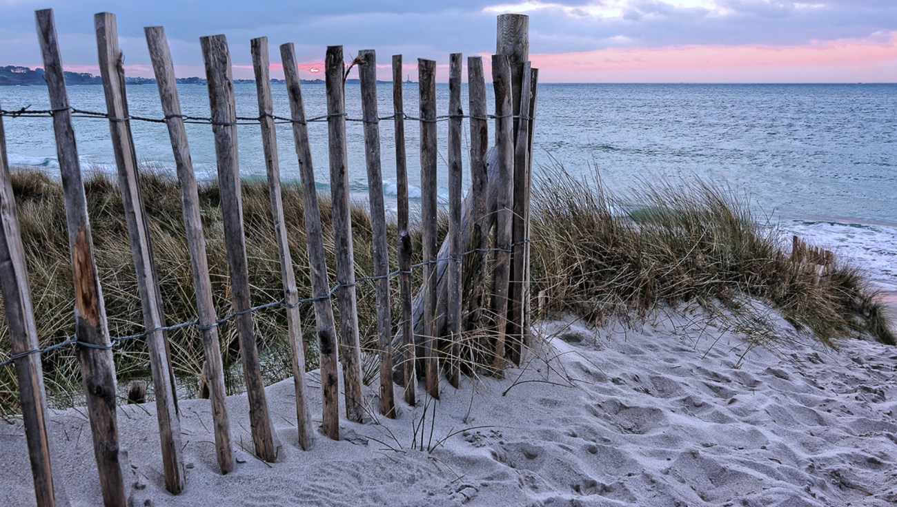 plage du Vougot, ganivelles, coucher de soleil, phare de l'île Vierge, bretagne, finistère