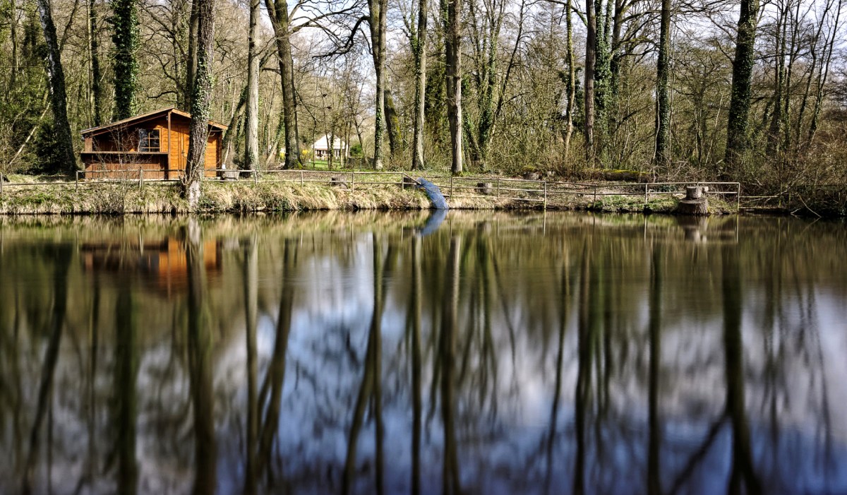 chalet de bois, filet bleu, au bord de l'eau, au fil de l'eau, étang, reflets, pose longue