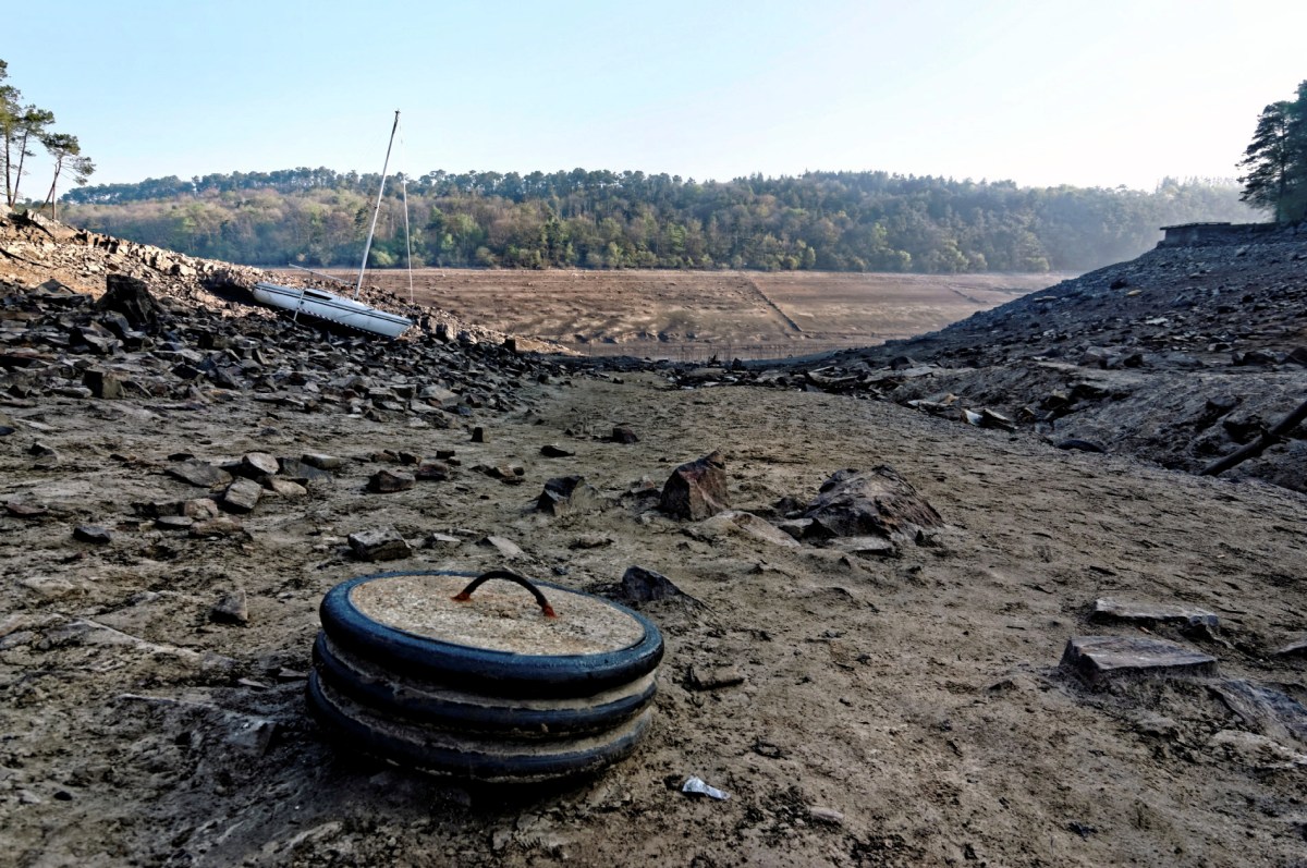 assèchement du lac de Guerlédan, vidange du lac de Guerlédan, lac de Guerlédan, paysages étonnants lac vidangé, paysages lunaires lac asséché de Guerlédan, bretagne, Côte d'Armor, Morbihan, Saint-Aignan