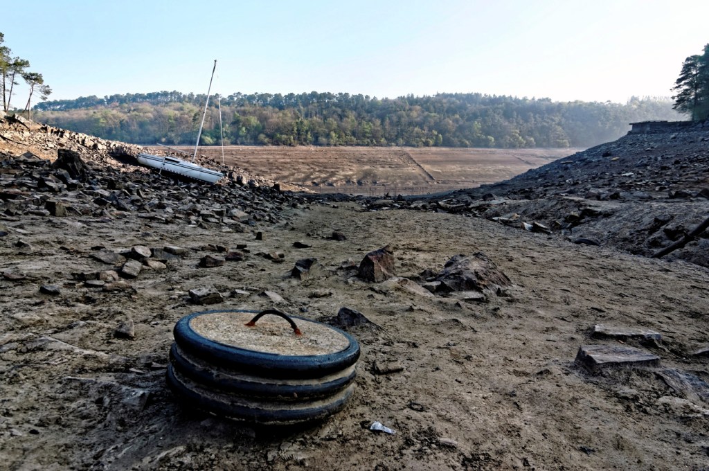 assèchement du lac de Guerlédan, vidange du lac de Guerlédan, lac de Guerlédan, paysages étonnants lac vidangé, paysages lunaires lac asséché de Guerlédan, bretagne, Côte d'Armor, Morbihan, Saint-Aignan