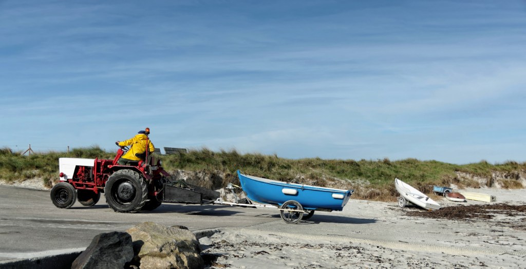 scène de vie au CurnicDxO-blog, tracteur, bateau, port du Curnic, Guissény, bretagne, finistère,